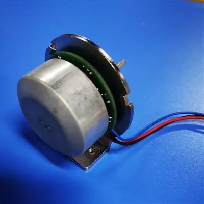 Brezkrtačni motor z zunanjim rotorjem