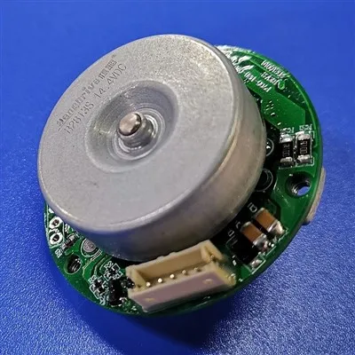 Brezkrtačni enosmerni motor z zunanjim rotorjem